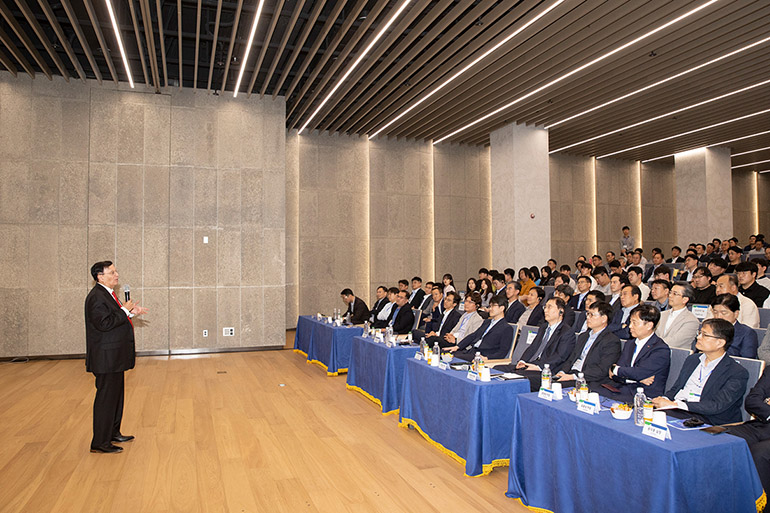 Over 400 participants from Hyundai E&C, nuclear-related organizations, industry, and academia are listening to a special lecture by Holtec President & CEO Dr. Kris Singh at Hyundai Building in Gyedong, Jongno-gu
